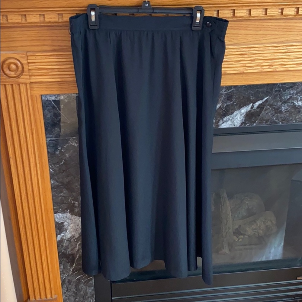 Bottoned closure summer weight skirt.